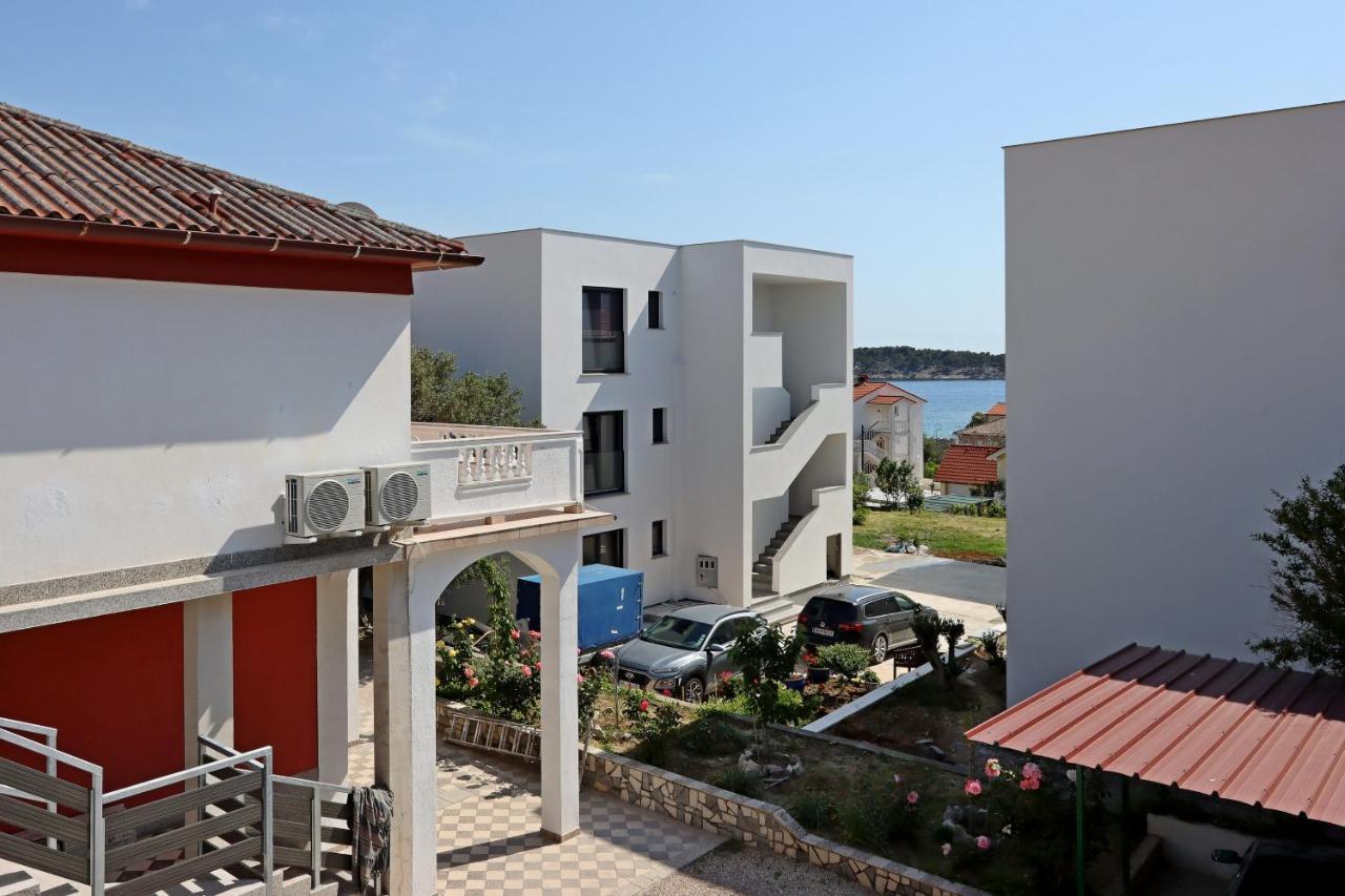 Apartments And Rooms By The Sea Banjol, Rab - 19692 المظهر الخارجي الصورة